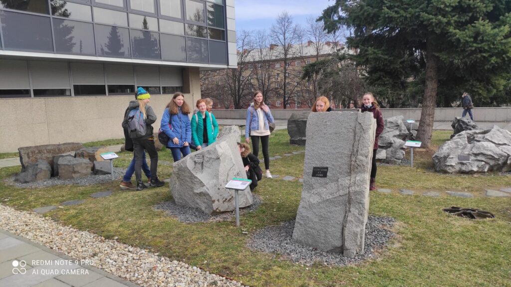 Kvinty v Geologickém pavilonu