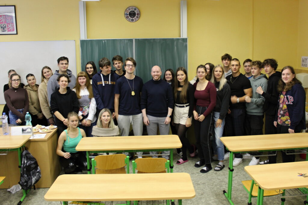 Americký diplomat ve výuce angličtiny