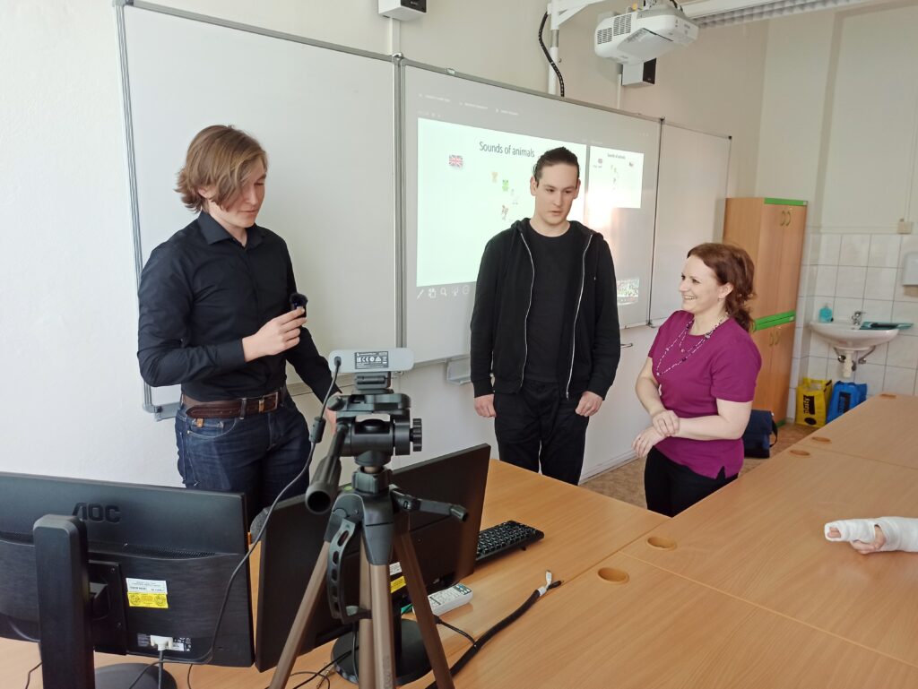 Videokonference ve třech jazycích