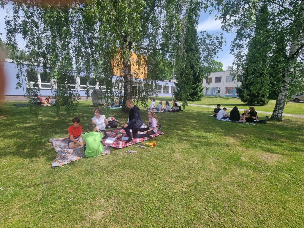 Piknik s knihami aneb Starší čtou mladším