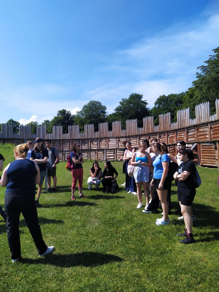 Kvinty v raném středověku aneb Branou slovanského hradiště v Archeoparku Chotěbuz = branou do minulosti