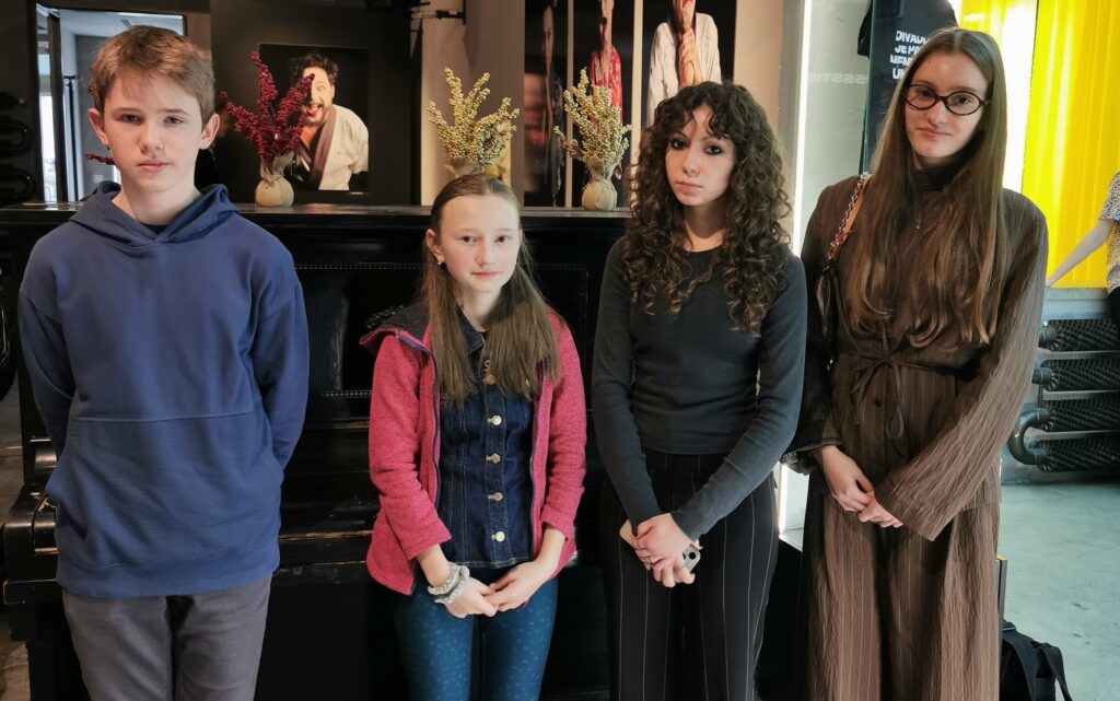 Slova, emoce, potlesk: Gymnazisté zazářili na prknech Komorní scény Aréna