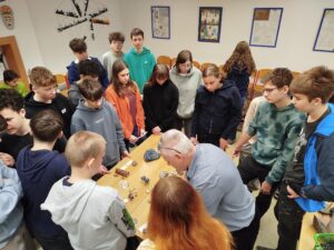 Obrázek k aktualitě: Horniny a nerosty, prostě šutry, nejsou tahounem výuky, to nejsou žádné skútry. Ale mistr geolog Havelka ukázal všem, jaké krásy skrývá naše zem.